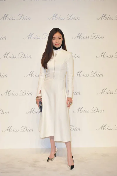 Čínská Herečka Představuje Když Dorazí Zahajovací Akci Miss Dior Výstavu — Stock fotografie