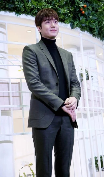 韓国歌手と俳優イ ミンホ化粧品とスキンケア ブランド イニシュ フリー広場で 上海で南京路ショッピング街の旗艦店のオープニング イベントに出席 2015 — ストック写真