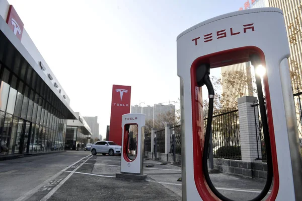 Ladesäulen Stehen Einem Servicezentrum Von Tesla Der Stadt Der Nordwestlichen — Stockfoto