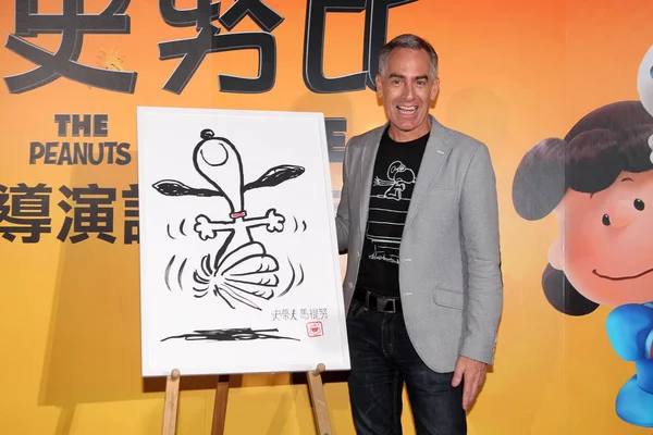 Director Estadounidense Steve Martino Posa Con Una Caricatura Snoopy Una — Foto de Stock