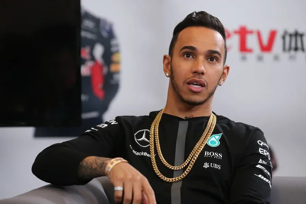 Britse Formule Coureur Lewis Hamilton Van Mercedes Amg Spreekt Een — Stockfoto