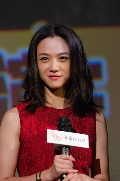 2015年8月25日 中国女演员唐伟出席她在中国东部浙江省杭州市拍摄的新片 三城故事 的宣传活动 — 图库照片