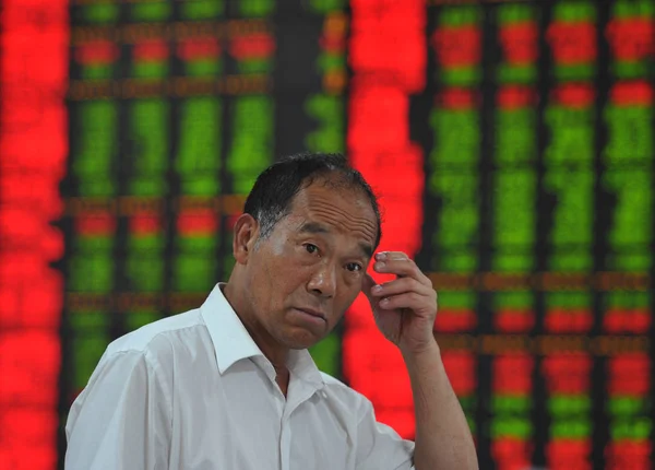 Chiński Inwestor Patrzy Martwi Się Jak Patrzy Ceny Akcji Czerwony — Zdjęcie stockowe