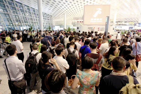 Fronty Změnit Své Lety Týká Bouřky Shenzhen Baoan Mezinárodní Letiště — Stock fotografie