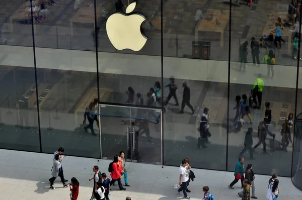 Пешеходы Проходят Мимо Магазина Apple Store Городе Шэньян Северо Восточная — стоковое фото