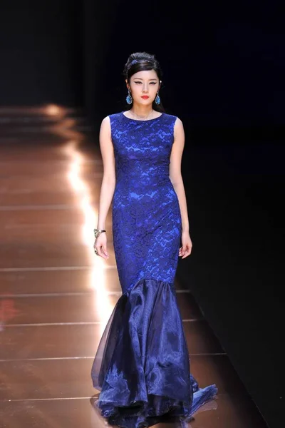 モデルは 2015 中国の北京で中国ロンドンファッションウィークの春 2016 年の間にシルク ロード スターのファッションショーで新しい創造を表示します — ストック写真