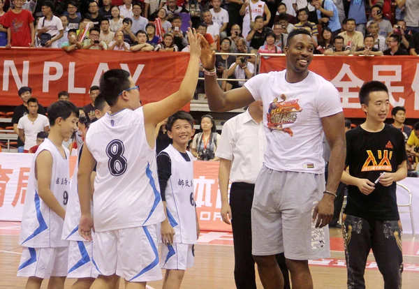 Nba Star Dwight Howard Second Right Interacts Young Chinese Boy — Stock Photo, Image