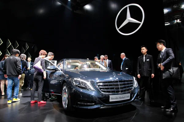 Návštěvníci Prohlédnout Nebo Vyzkoušet Mercedes Maybach 600 Displeji Během Shanghai — Stock fotografie