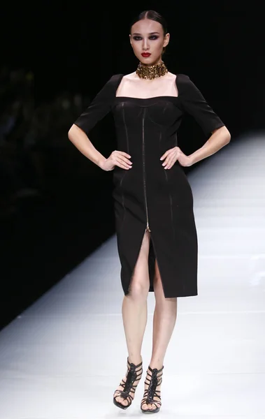 モデルは 2015 日中国中部の河南省鄭州市中原ファッション週 2015 年中に中国ファッションデザイナー メアリー Maryma のファッションショーに新しい創造を表示します — ストック写真