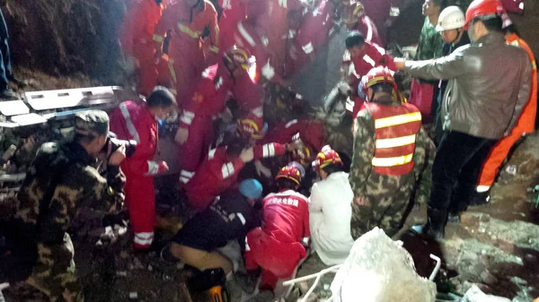 中国の救助者は Hongao 深圳市 南中国の広東省 2015年12月23日に Hengtaiyu Liuxi Dejicheng 工業団地を襲った地滑りの現場で残骸から救出されたサバイバーを治療する — ストック写真