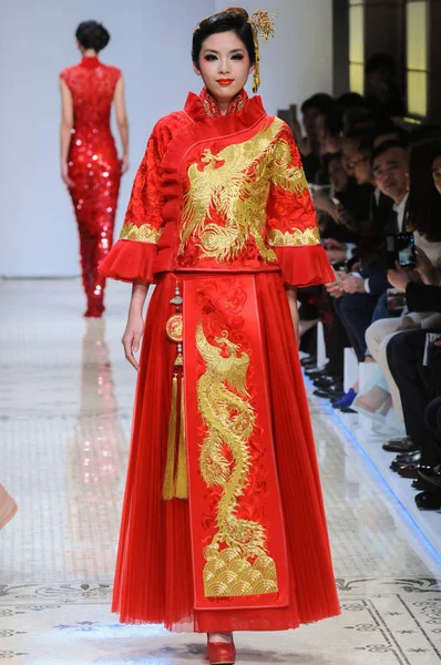 Modelo Muestra Una Nueva Creación Desfile Moda Guo Pei Durante —  Fotos de Stock