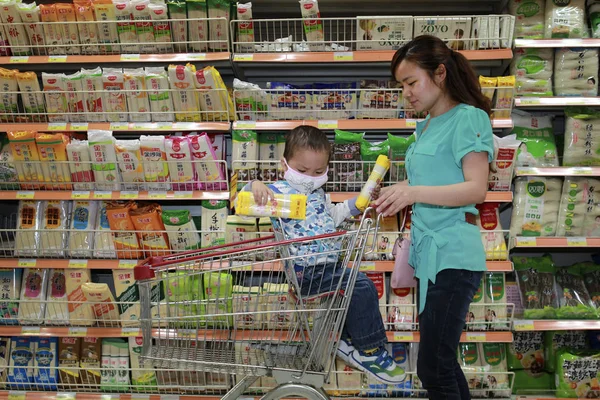 2015年5月7日 中国湖南省常徳市漢寿県のスーパーマーケットで白血病に苦しんでいる張偉さんと3歳の息子ツツさん — ストック写真
