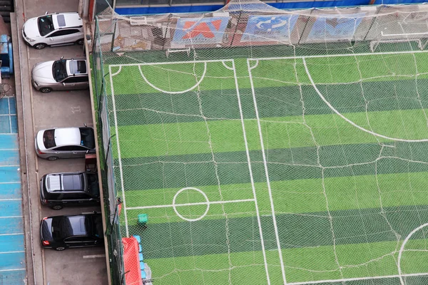 2015年6月3日 中国中部河南省郑州市一栋两层办公楼屋顶上的足球场景观 — 图库照片