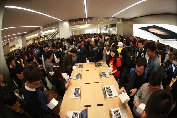 Customers Try Out Macbook Laptop Computers Newly Open Apple Store — Stock Photo, Image