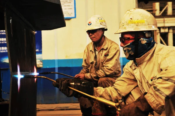 Lavoratori Cinesi Saldano Prodotti Acciaio Una Fabbrica Nella Città Qingdao — Foto Stock