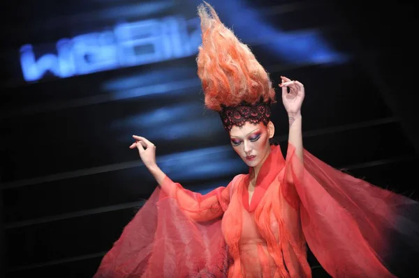 2015年10月26日 在中国北京举行的2016年中国时装周斯普林斯 夏季时装秀上 一位模特展示了一个新的作品 — 图库照片