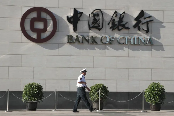 Säkerhetsvakt Går Förbi Logotyp Bank China Boc Peking Kina Augusti — Stockfoto