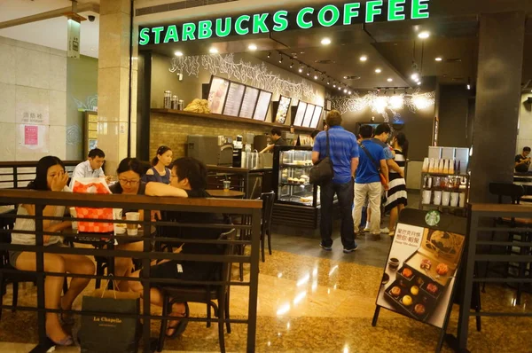 Zákazníci Jsou Viděni Kavárně Starbucks Coffee Šen Čhenském Městě Jihočínské — Stock fotografie