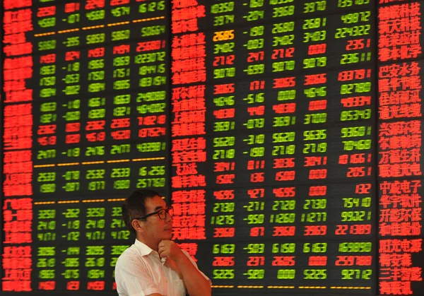 Chiński Inwestor Patrzy Ceny Akcji Czerwony Dla Cena Rośnie Kolor — Zdjęcie stockowe