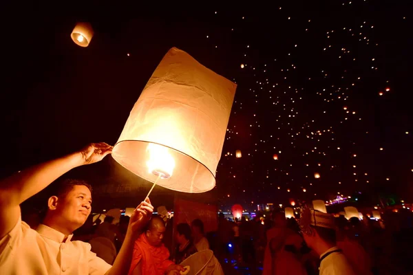 People Release Sky Lanerns Also Known Kongming Lanterns Bank Lancang — Stock Photo, Image