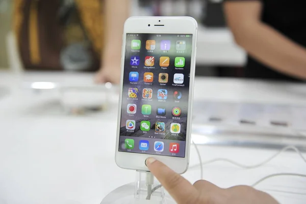 Cliente Prueba Teléfono Inteligente Iphone Una Tienda Apple Shanghai China —  Fotos de Stock