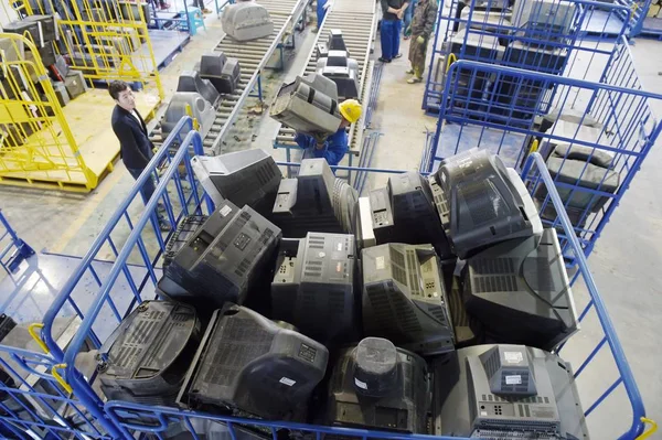 中国の労働者は 2015年4月21日 中国南東部福建省福慶市の電子廃棄物リサイクル工場で分解 リサイクルされる廃棄されたCrtテレビセットを積み重ねている — ストック写真