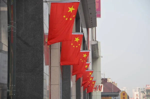 中国国旗が中国北東部の遼寧省浙陽市の商業地区で飛び散る 2013年9月30日 — ストック写真