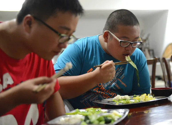 Παχύσαρκοι Νεαροί Κινέζοι Φοιτητές Τρώνε Γεύμα Σερβιριστούν Ρύζι Και Λαχανικά — Φωτογραφία Αρχείου