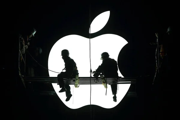 Čínští Dělníci Instalují Logo Apple Obchodu Apple Store Západního Jezera — Stock fotografie