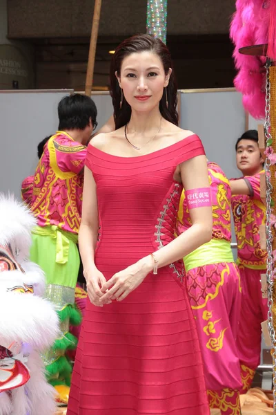 香港の女優ミシェル リーは 2015 日中国の旧正月や香港 中国の春祭りを祝うためにライオン ダンス イベント中にポーズします — ストック写真