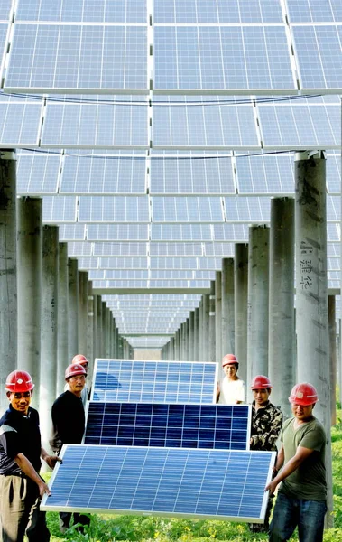 Китайские Рабочие Устанавливают Солнечные Батареи Фотоэлектрической Электростанции Деревне Янцзя Уезд — стоковое фото