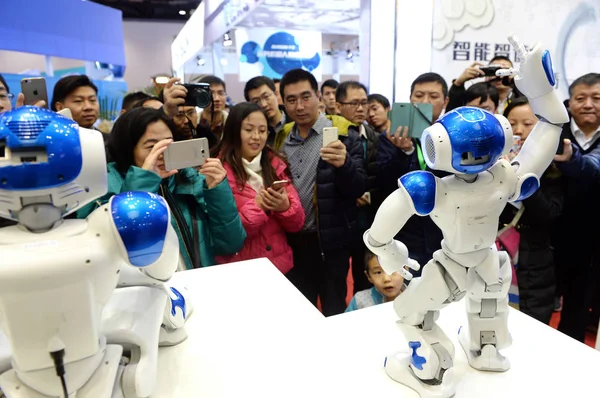 Los Visitantes Observan Robots Aldebaran Robotics Bailando Durante Conferencia Mundial —  Fotos de Stock