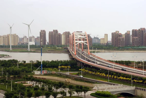 Veículos Viajam Pela Ponte Quase Vazia Que Liga Eco Cidade — Fotografia de Stock