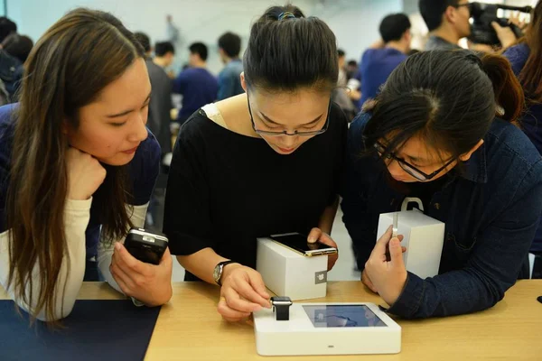 Customers Look Apple Watch Smart Watch Apple Store Hangzhou City — Stock Photo, Image