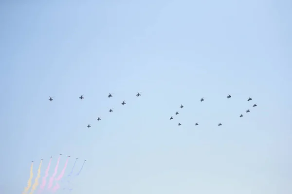 Militärhubschrauber Bilden Die Als Sie Während Der Militärparade Zum Jahrestag — Stockfoto