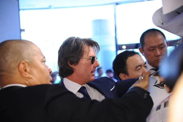 Amerikaans Acteur Tom Cruise Center Tekenen Voor Chinese Ventilators Rode — Stockfoto