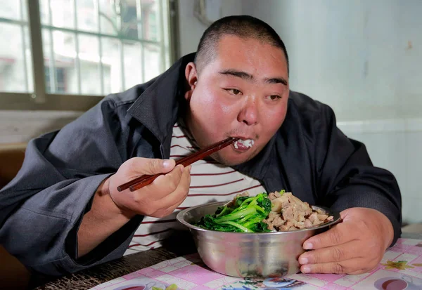 China Fattest Deng Guiliang Man Eats Meal Home Guangzhou City — Stock Photo, Image