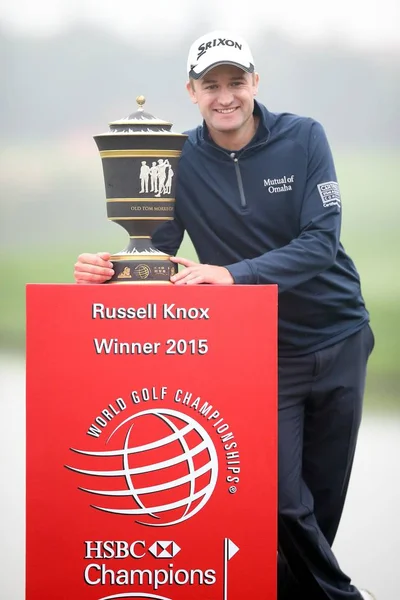 Golfista Escocés Russell Knox Posa Con Trofeo Campeón Después Ganar —  Fotos de Stock