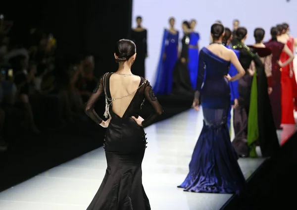 Los Modelos Muestran Nuevas Creaciones Diseñadora Moda China Mary Desfile — Foto de Stock