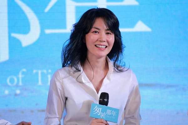 香港歌手王菲在2014年11月3日于中国北京举行的电影 回到时代 新闻发布会上微笑 — 图库照片