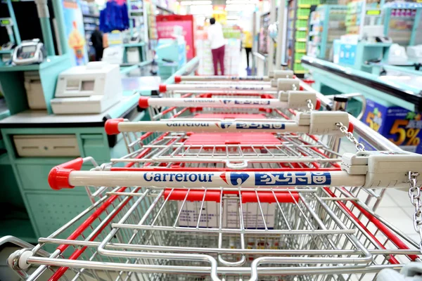 Kund Vagnar Avbildas Carrefour Stormarknad Shanghai Kina April 2015 — Stockfoto