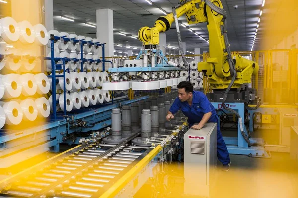 Trabajador Chino Encarga Producción Hilados Una Fábrica Prendas Vestir Ciudad —  Fotos de Stock