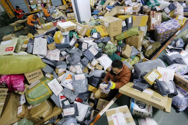 Chińskich Pracowników Sortowania Przesyłek Których Większość Online Zakupy Centrum Dystrybucji — Zdjęcie stockowe