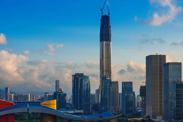 工事中 背が高い Ping の国際金融中心 Ifc のタワーの眺めと他の高層ビルや 2015 日中国南部の広東省深セン市の高層ビル — ストック写真
