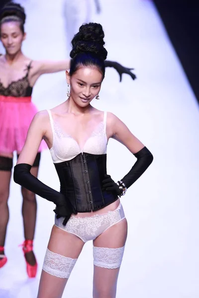 Modelo Muestra Una Nueva Creación Desfile Moda Marca Lencería China —  Fotos de Stock