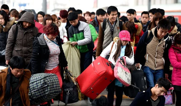 今後中国の旧正月またはハクケン市 中国東部の安徽省 2015 日の春祭りの帰って行く電車ハクケン鉄道駅に到着した後 出口の中国の乗客の頭 — ストック写真