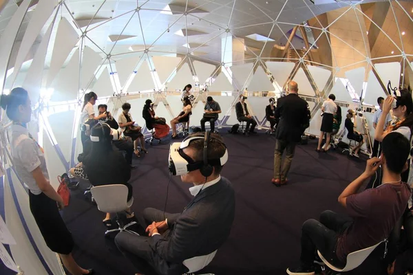 Besøkende Prøver Virtuelle Hodetelefoner World Economic Forum Årlige Møte Nye – stockfoto