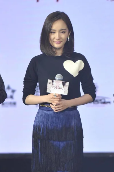 Chinese Actrice Yang Vormt Tijdens Een Persconferentie Voor Haar Nieuwe — Stockfoto
