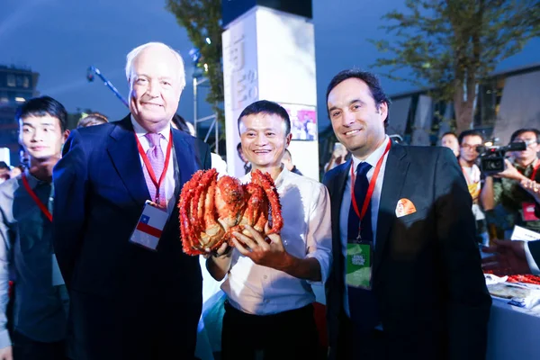 Jack Yun Président Groupe Alibaba Pose Avec Crabe Royal Lors — Photo