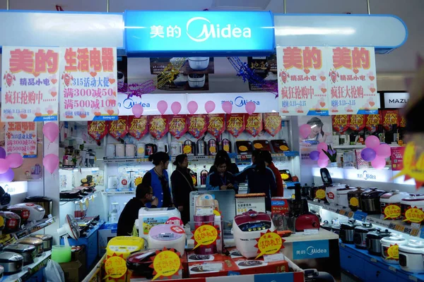 Customers Shop Home Appliance Store Midea Qingdao City East China — стоковое фото